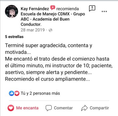 Comentario positivo de Kay Fernández sobre un curso de manejo, destacando la calidad del instructor.